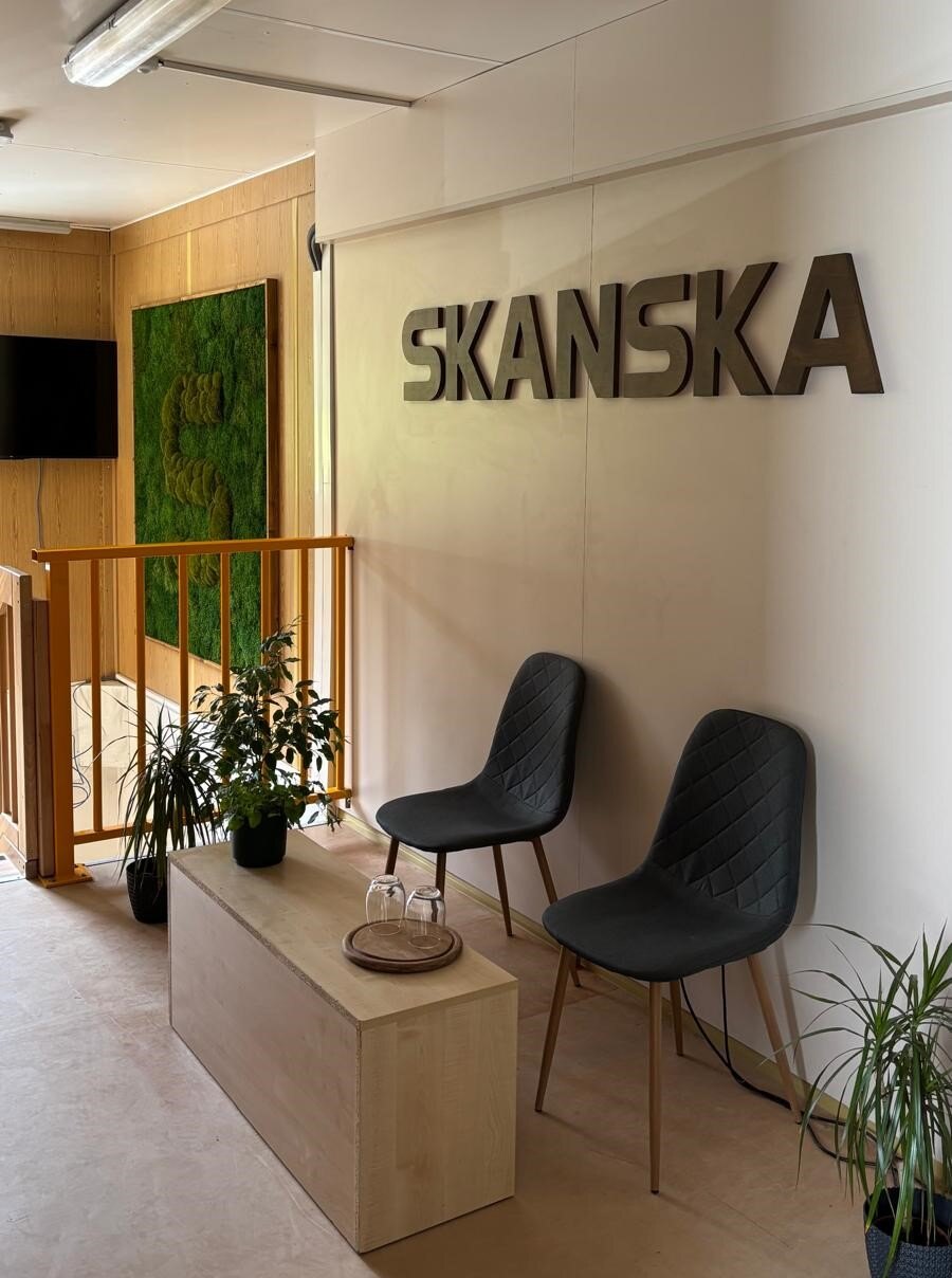 Logo SKANSKA a machová realizácia vyrobená na mieru