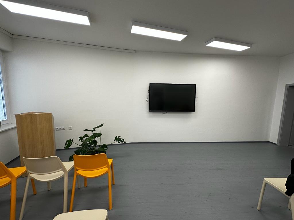 Prostor FabLab Trenčín před realizací mechové stěny