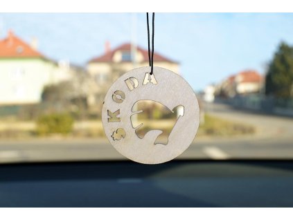 Dřevěná vůně do auta - znak Škoda 1ks