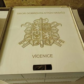Tradice, čest, služba a hrdost na svůj sbor. 🚒 Tahle dřevěná gravírovaná deska vznikla na míru pro Sbor dobrovolných...