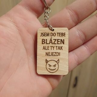 ✨ Oboustranný gravírovaný přívěsek na míru ✨ Pro našeho zákazníka jsme vyrobili tuto originální klíčenku z bukové...