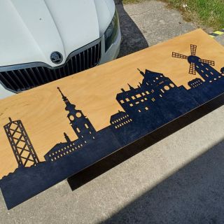 Dneska jsme dodělali tuto dovolte mi nazvat obrovskou dekoraci na zeď se siluetou známých míst blízkého města Třebíč s...