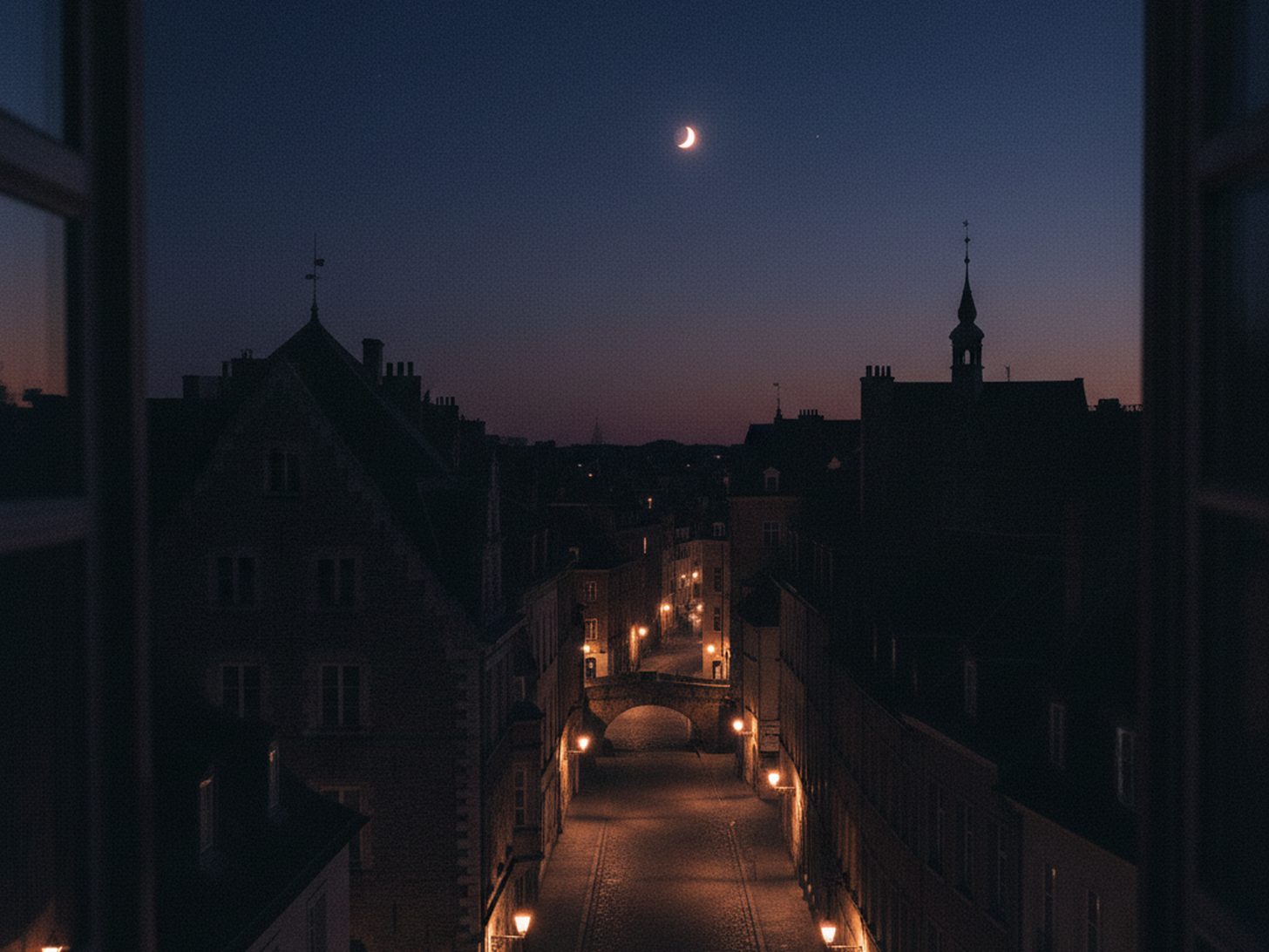 Melatonin se vyplavuje do tmy – noční město viděné z okna, nad střechami měsíc