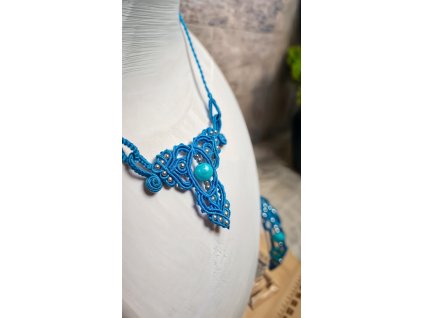 Náhrdelník s matným jadeitem a ozdobným zapínáním