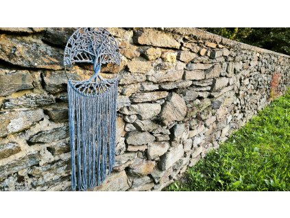 Strom života – Český lapač snů z macramé ve světlém provedení Boho dekorace s lehkostí – ručně vyráběný originál z české tvorby