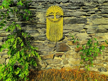 Strom života – Český lapač snů z macramé ve žluté barvě Boho dekorace se sluneční energií – ručně vyráběný originál z české tvorby