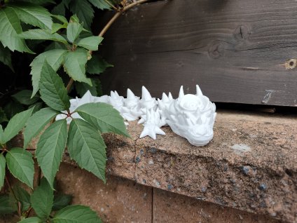 Dráček z růží – Fantazijní figurka z 3D tiskárny Pohyblivá figurka s květinovým hřbetem, česká tvorba z 3D tiskárny