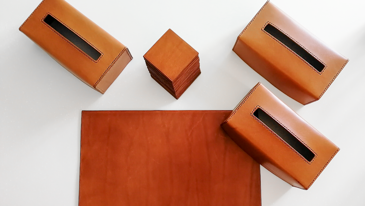 Doplňky do pracovny z kůže