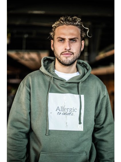 Zelená mikina s kapucí s potiskem Allergic to idiots.
