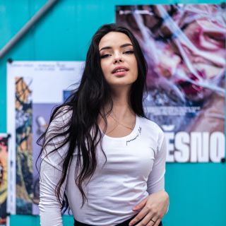 Nemusim lidi. 🖤 Tohle tričko prostě mluvil za vás.