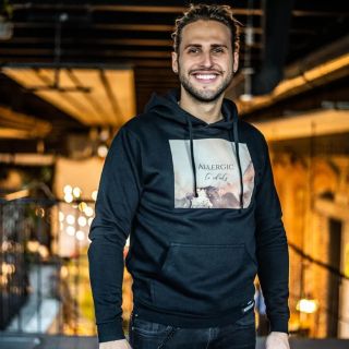 Allergic to idiots. Takže safe distance. 😄 Pohodlná klokanka, co řekne všechno za tebe. Na město, na kafe, na svět....