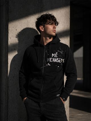 Mikina pro všechny, co se nenechají rozhodit. Nikým a ničím. S kódem “VOLANIJARA” máš 20 % na tuhle mikinu i na všechno...