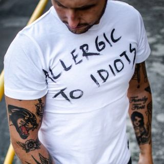 Má tady někdo taky alergii? Výrazný ručně malovaný motiv “Allergic to idiots” řekne vše za tebe. ✔️ pánský střih ✔️...