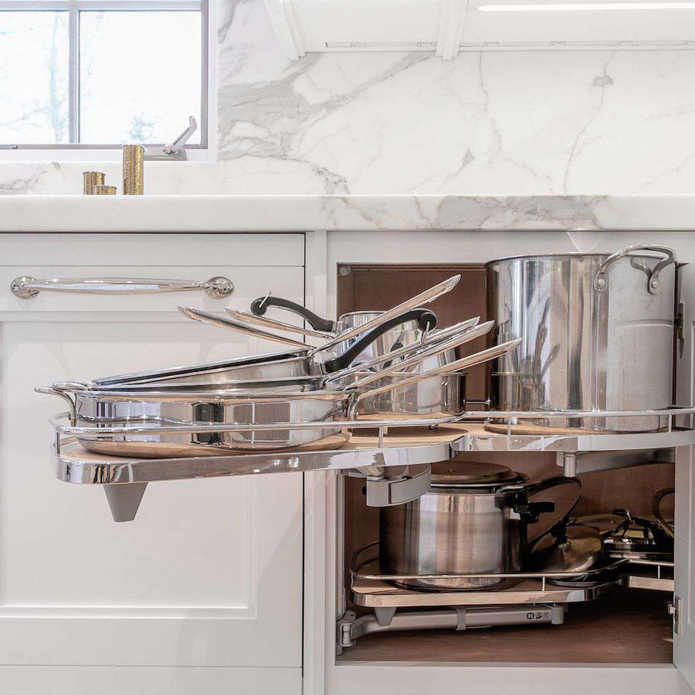 Odkládací prostor v rohu kuchyně