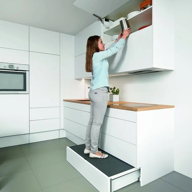 Sokl jako schůdky v kuchyni