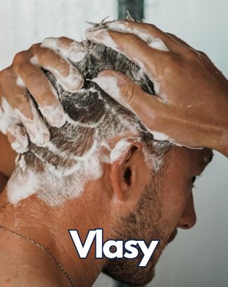 Muž si myje vlasy