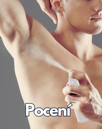 Muž si nanáší antiperspirant sprejom do podpazuší