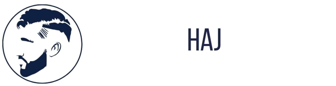 Muž si umýva vlasy šampónom