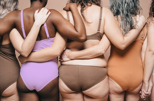 Jak zvýšit elasticitu pokožky přírodní cestou a bojovat proti striím