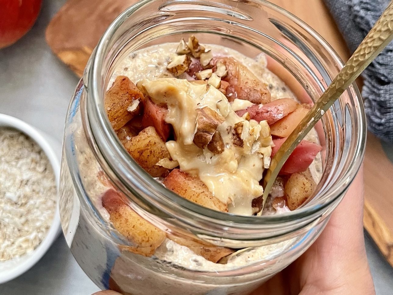 Overnight oats s dušenými jablky, skořicí a vlašskými ořechy by Tereza Havlínová