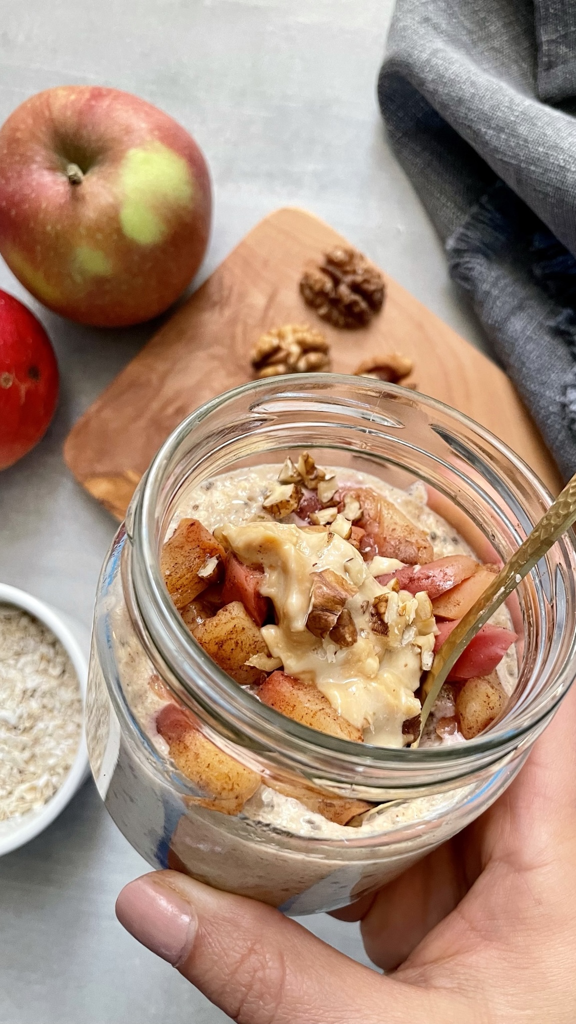 Overnight oats s dušenými jablky, skořicí a vlašskými ořechy
