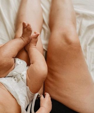 nedávno jsem narazila na tenhle obrázek: stehýnka maminky a miminka :)) a napadlo mě, jak je to roztomilý obrázek....