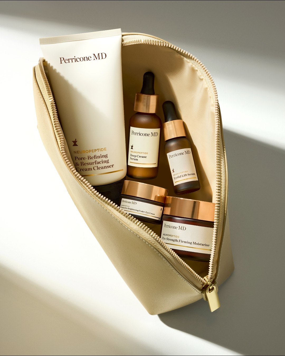 Produkty Perricone MD Neuropeptide v kosmetické taštičce