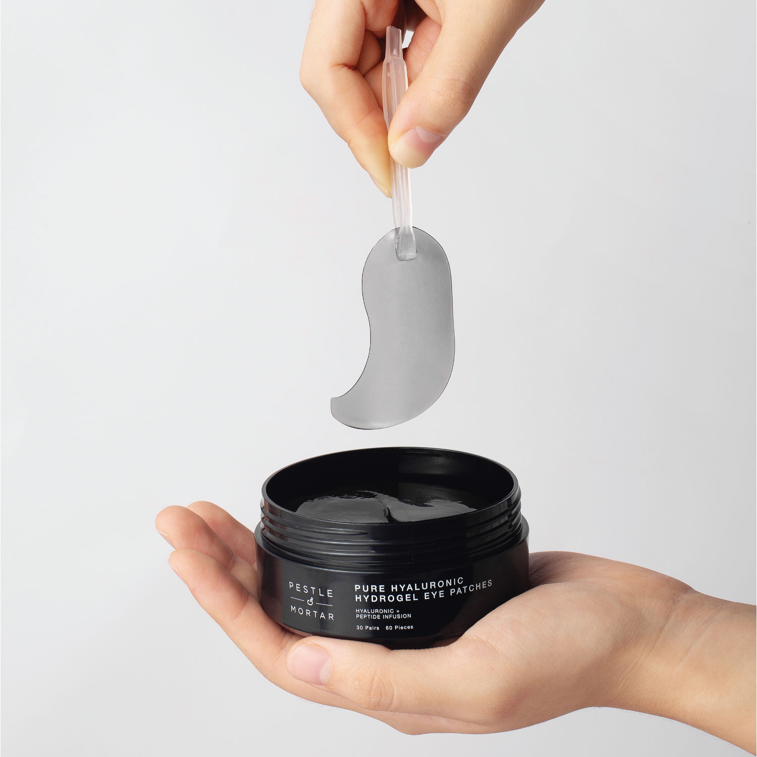 Vyjímání hydrogelového polštářku Pestle & Mortar Pure Hyaluronic pomocí špachtle
