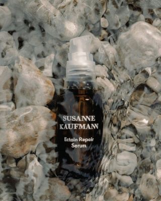 Obnovte svou pleť s Regeneračním pleťovým sérem s Ektoinem od Susanne Kaufmann. 🌿 Sérum zklidňuje, posiluje a chrání pleť...