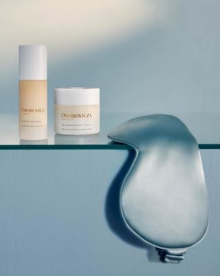 VIDITELNÉ VÝSLEDKY JIŽ PO PROBUZENÍ Aplikujte noční pleťové sérum Omorovicza večer, ve chvíli, kdy pleť přechází z denní...