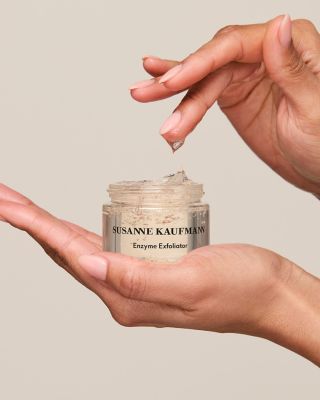 Zářivá a osvěžená pleť i v letních vedrech. 🌞 Susanne Kaufmann Enzyme Exfoliator kombinuje jemné ovocné enzymy s chladivým...