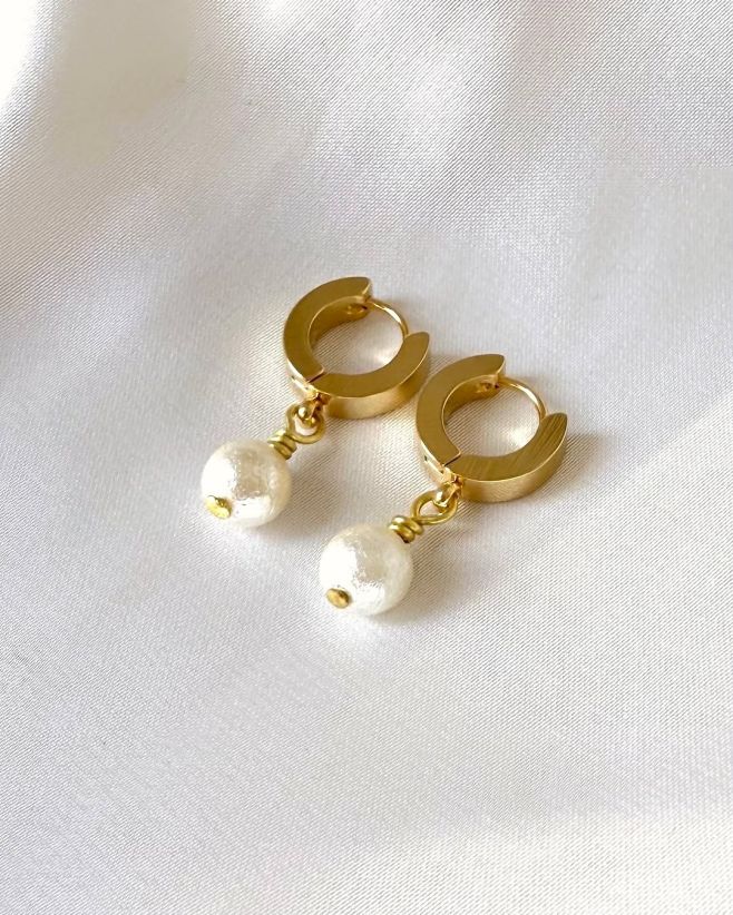 💫 Elegantní zlaté náušnice na kroužku s perletí s perlovým leskem. Perleť je symbolem ženskosti, čistoty a luxusu....