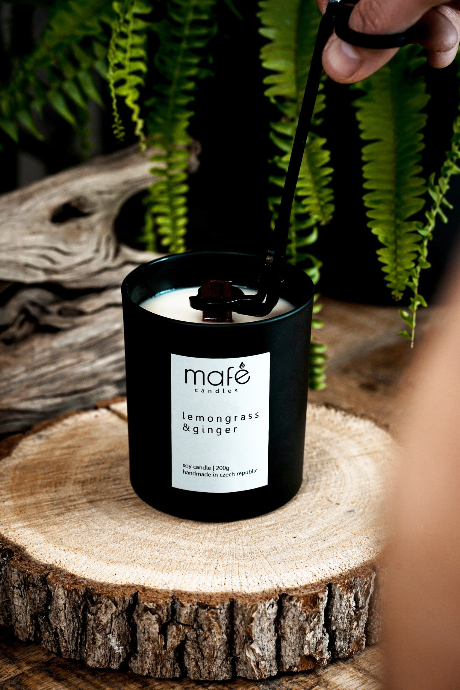 Zkrácení knotu svíčky