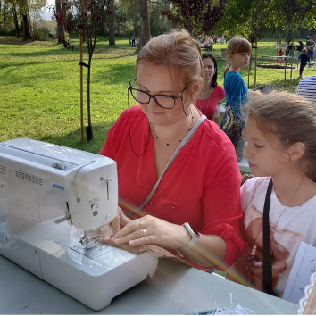Deti šijú módne doplnky na podujatí "Cesta lietajúceho draka"