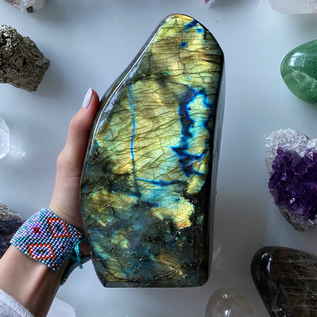 Labradorit: Kameň meditácie, intuície a ochrany aury