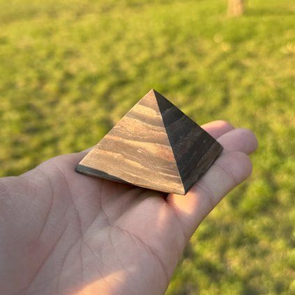 Malinový kvarcit pyramída 5 cm