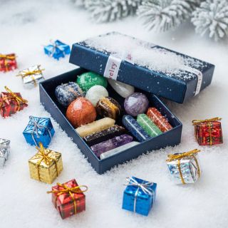 UCHMATNITE SI SVOJU DARČEKOVÚ KRABIČKU 🎁😍 TERAZ SO ZĽAVOU - 36 % 🤑 Darčeková krabička obsahuje 14 kusov rôznych kameňov a...