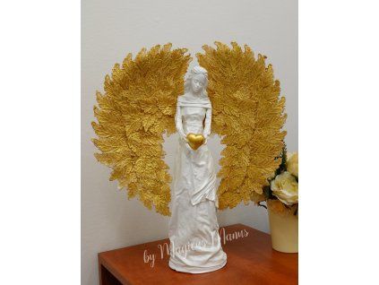 bílý se zlatými křídly