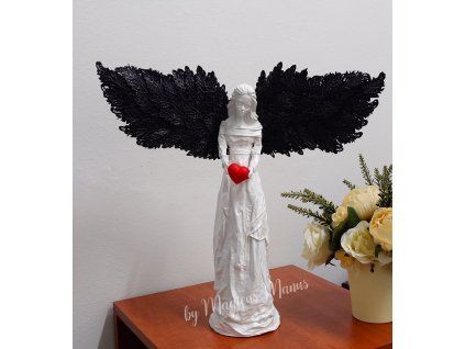 bílý s černými křídly