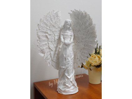 Anděl bílý s velkými křídly