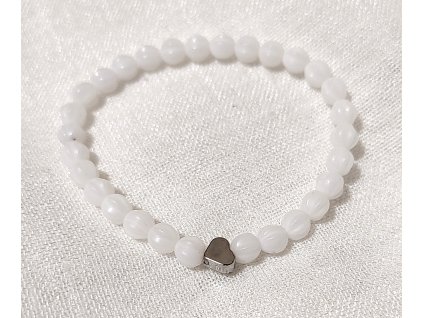Korálkový náramek s kovovým doplňkem - mléčná bílá