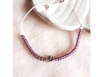 Šňůrkový náramek s korálky a kovovým doplňkem