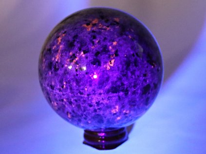 Kula Yooperlite 731 g - 80 mm + drewniana podstawa #A13