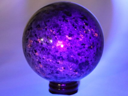 Kula Yooperlite 697 g - 79 mm + drewniana podstawa #A14