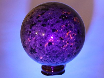 Kula Yooperlite 651 g - 77 mm + drewniana podstawa #A15