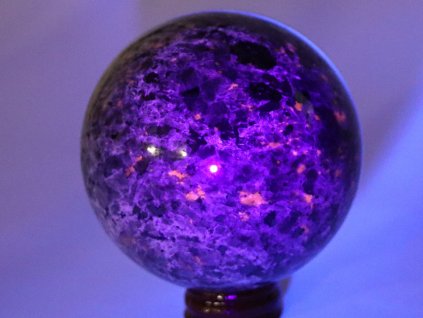 Kula Yooperlite 777 g - 82 mm + drewniana podstawa #A16