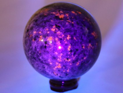 Koule Yooperlite 655 g - 78 mm + dřevěný podstavec #A19