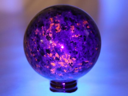 Kula Yooperlite 720 g - 80 mm + drewniana podstawa #A399