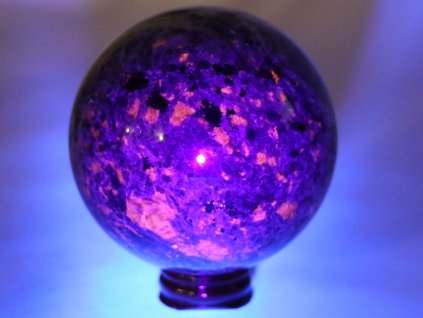 Kula Yooperlite 745 g - 81 mm + drewniana podstawa #A401