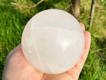 Kalcyt biały kula 91 mm 1120 g naturalny kamień + drewniana podstawa #B476